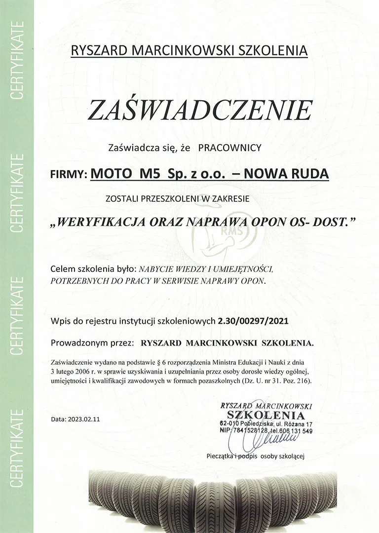 Zaświadczenie o ukończeniu szkolenia: pracownicy firmy Moto M5 sp. z o.o. z Nowej Rudy zostali przeszkoleni w zakresie weryfikacji oraz naprawy opon osobowych i dostawczych. Szkolenie prowadził Ryszard Marcinkowski Szkolenia, wpis do rejestru instytucji szkoleniowych 2.30/00297/2021, data 11 lutego 2023.